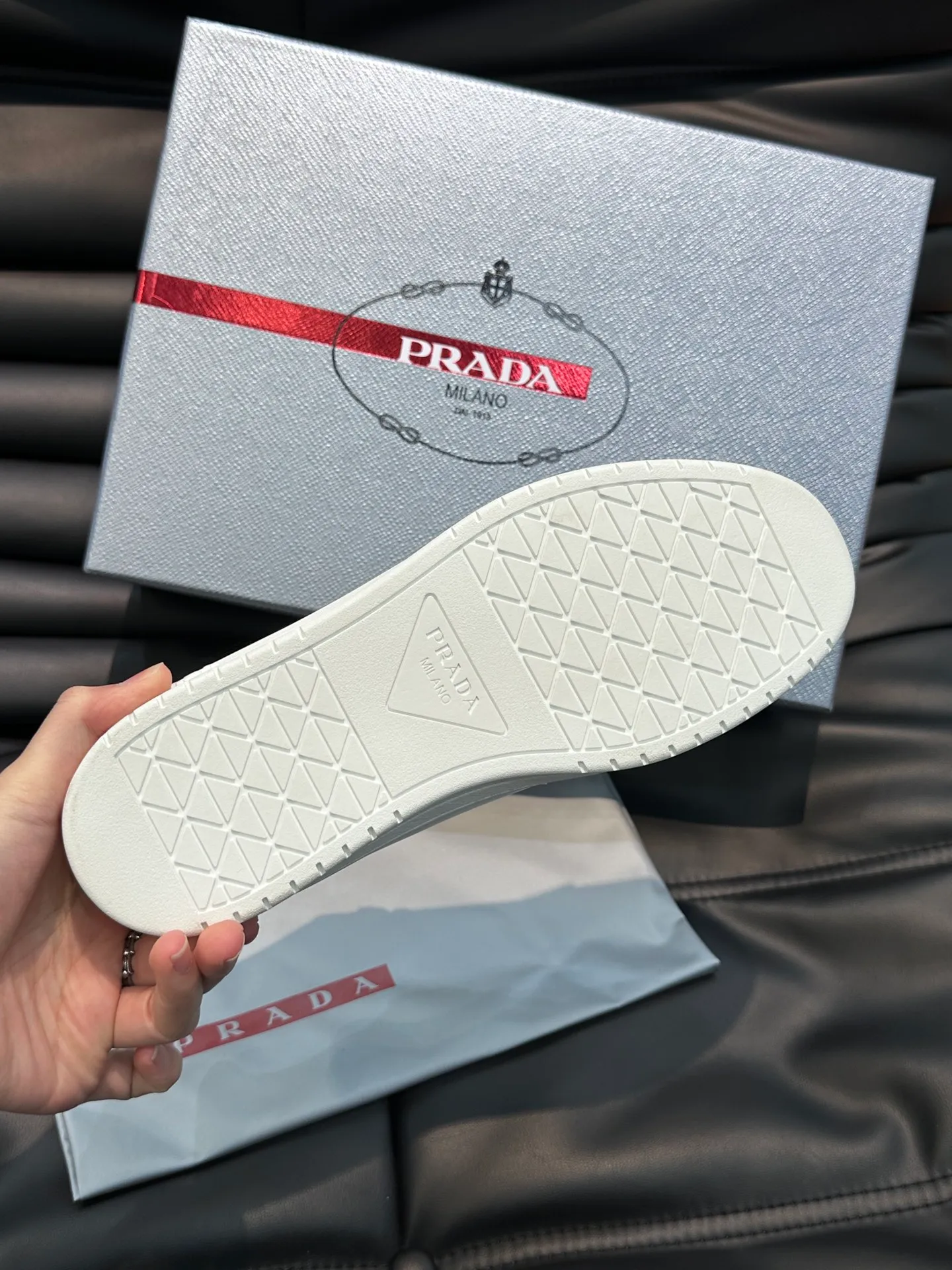Men's shoes 💰p360 "Men's shoes 💰pRAD*" Prada's new high-end men's casual sports shoes. This leather sports shoe uses calfskin upper. The body of the shoe interprets the Prada letter brand logo from multiple angles. The brand logo is embellished on one side of the upper, all explaining the brand style. Sheepskin lining, lightweight, comfortable and durable! Size: 38-44